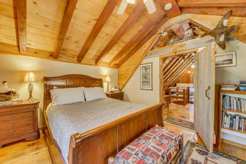 Postel nebo postele na pokoji v ubytování Rustic Searsport Cabin Loft and Sunroom on 10 Acres