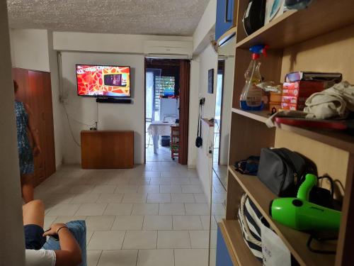 Habitación con pasillo y TV en la pared. en villino giulia, en Villammare