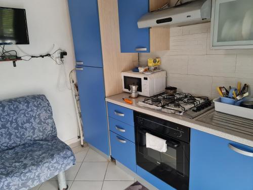 cocina pequeña con fogones y silla en villino giulia, en Villammare