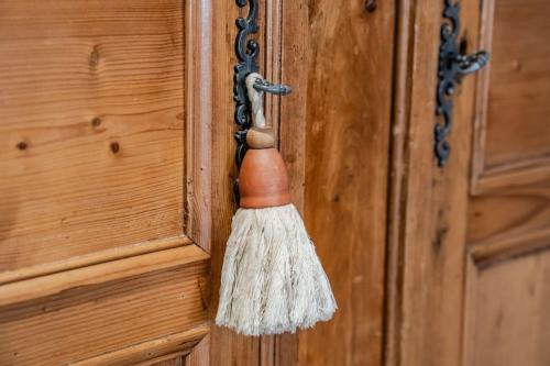 a tassel hanging from a wooden door at Le Gîte de Jade in Dannemarie