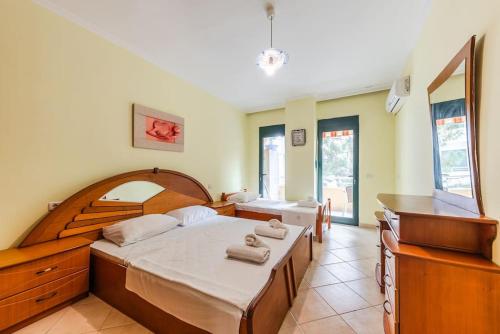 una camera da letto con un letto grande con asciugamani sopra di Cozy Seaside by PS a Golem