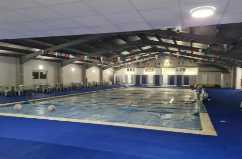 uma piscina com duas bolas na água em Sunbeach Holiday Chalet, California, Norfolk - Sleeps up to 5 people, Bedding & Towels Included, Club House & Pool Included em Scratby