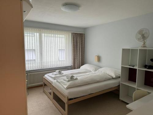1 dormitorio con cama y ventana en Charming Apartment w/Terrace on Lake and Mountain en Weggis