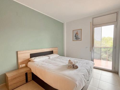 una camera da letto con un letto con due peluche sopra di Clauhomes Paradise Village a Salou