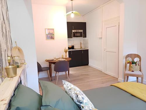 un salon avec un lit et une table et une cuisine dans l'établissement Pause amiénoise - Proche centre ville - wifi Fibre, à Amiens