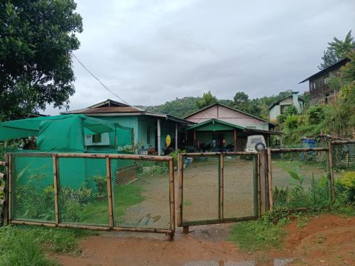 una cerca frente a una casa en K Swu Homestay en Kohīma