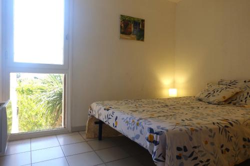 une chambre avec un lit et une fenêtre dans l'établissement Appartement terrasse , vue sur piscine Montagne !! Incroyable !, à Argelès-sur-Mer