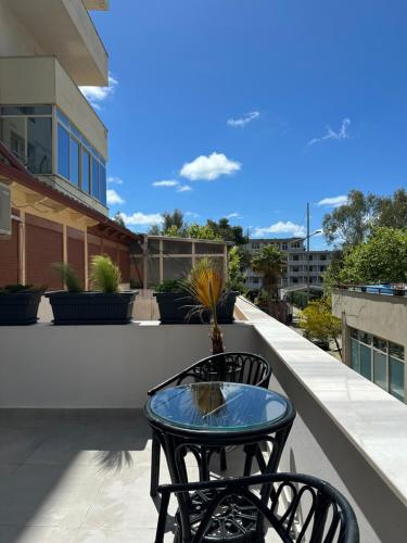 een tafel en 2 stoelen op een balkon bij N7 apartment in Durrës