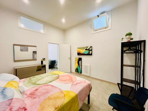 dwa łóżka w pokoju z dwoma oknami w obiekcie B&B Margherita Torremaggiore w mieście Torre Maggiore