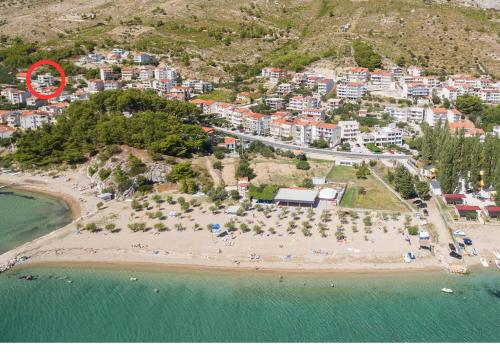 een luchtzicht op een strand met een rode cirkel bij Ocean Pearl in Duće