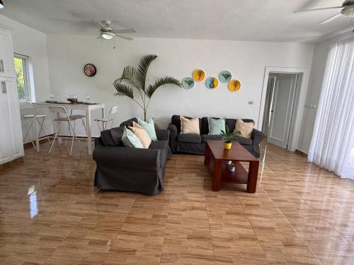 sala de estar con sofá y mesa en 2BR Cozy Villa 30 in Sosua Ocean Village en Sosúa