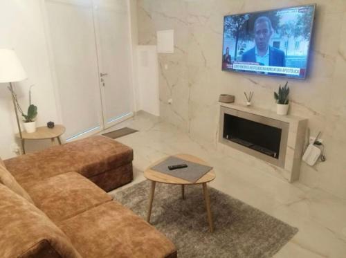 a living room with a couch and a tv at Cava do Viriato Apartamento in Viseu