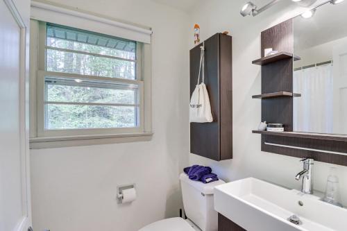 RidgeにあるWaterfront Ridge Retreat Cabin on St Jeromes Creekのトイレ、洗面台、窓のあるバスルーム