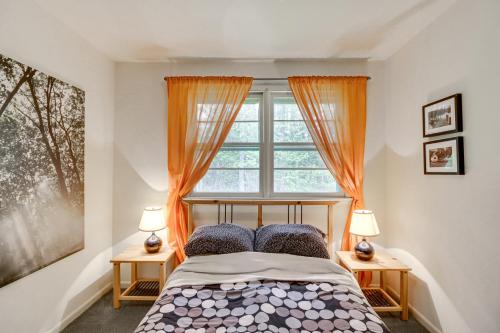 RidgeにあるWaterfront Ridge Retreat Cabin on St Jeromes Creekのベッドルーム1室(ベッド1台付)、窓(ランプ2つ付)