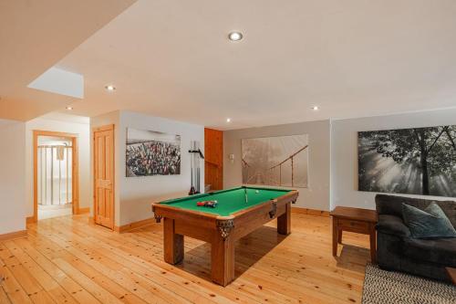 Biliár nebo kulečník v ubytování Fiddler Lake Resort Chalet 90 Deer