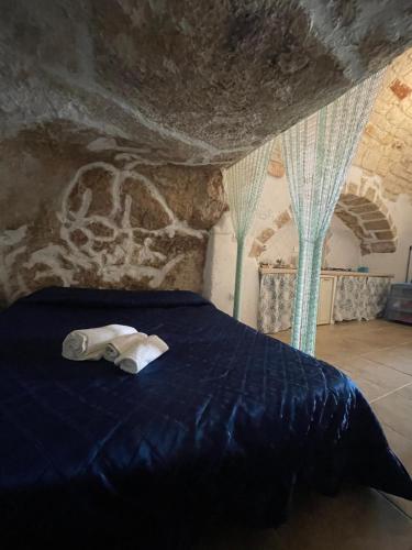奧斯圖尼的住宿－Casa Mimmo，一间卧室配有一张床,床上有毛巾