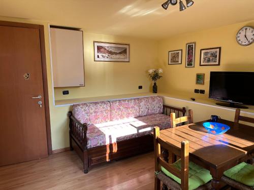 a living room with a couch and a table at appartamento 2 Colombere in Malcesine