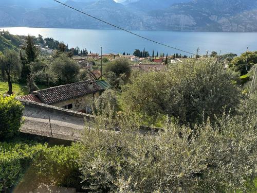 a view of a town with a body of water at appartamento 2 Colombere in Malcesine