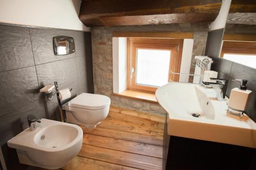 a bathroom with a white toilet and a sink at B&B Largo Alighieri in Schiavi di Abruzzo