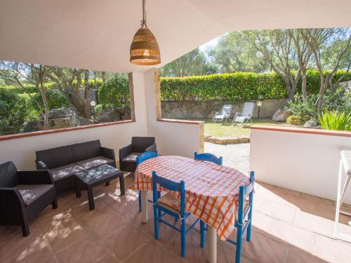 d'une terrasse avec une table, des chaises et un canapé. dans l'établissement Casa vacanze Rugiada, à Porto Pollo