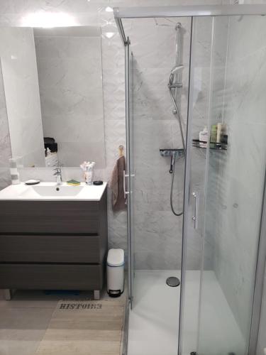 bagno con doccia e lavandino di Chambre B&B proche Jeux Olympiques a Noisy-le-Grand