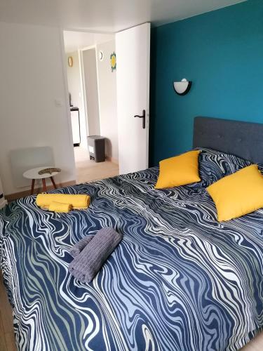 1 dormitorio con 2 almohadas en Logement Tianaina, en Marly-la-Ville