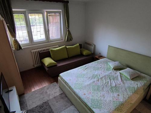 1 dormitorio con 1 cama y 1 sofá en New apartment Old town 2, en Sarajevo