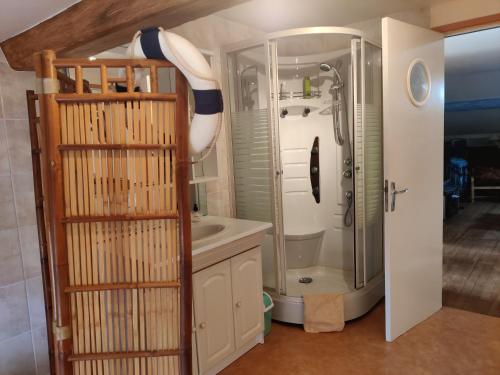 Ένα μπάνιο στο Chambre d'hôte chez l'habitant à la campagne