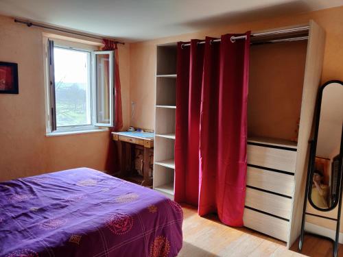 Ένα ή περισσότερα κρεβάτια σε δωμάτιο στο Chambre d'hôte chez l'habitant à la campagne
