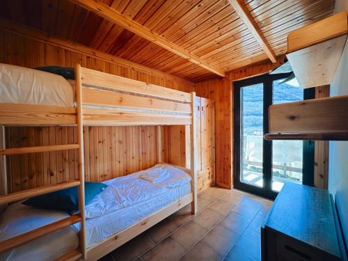 a bedroom with bunk beds in a wooden cabin at Mansarda Val di Sangro in Rocca Cinquemiglia