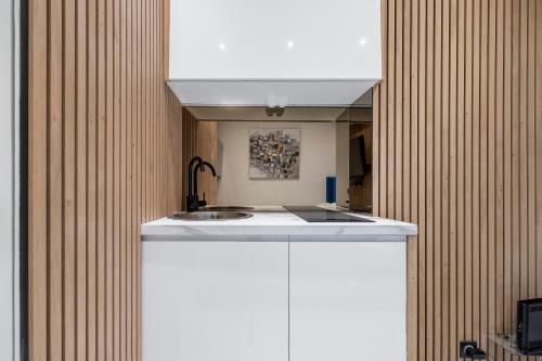 une cuisine avec un évier et un plan de travail dans l'établissement Nice Renting - 5FRANCE - Luxe Suite & Comfort Seafront Massena, à Nice