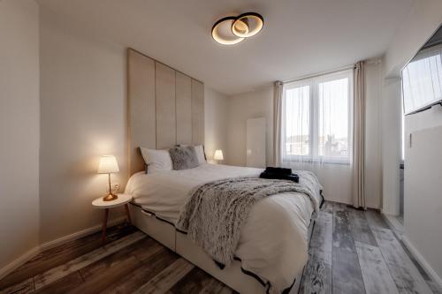 um quarto com uma cama grande e uma janela grande em Marshmallow em Liège