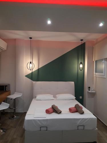 um quarto com uma cama branca e uma parede verde em DramaMine2 em Drama