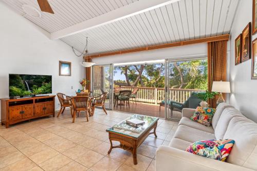 een woonkamer met een bank en een tafel bij "Makani Moana" at Keauhou Resort #104, Entire townhome close to Kona in Kailua-Kona