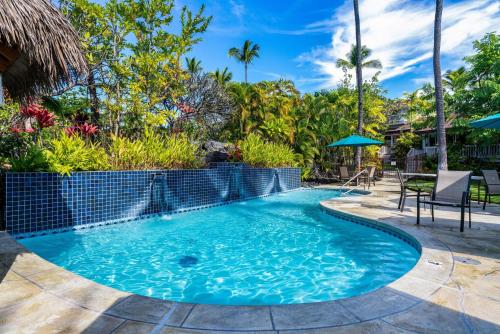 einen Pool in einem Resort mit Palmen in der Unterkunft "Makani Moana" at Keauhou Resort #104, Entire townhome close to Kona in Kailua-Kona