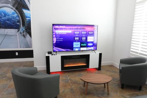 Televisyen dan/atau pusat hiburan di Comfy Expansive Home - Near the Strip - Heated Pool
