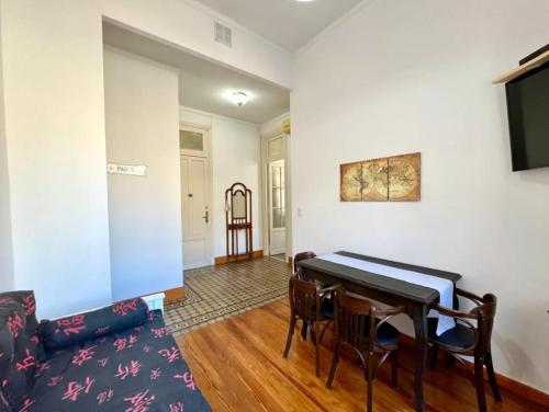 una sala de estar con una mesa y un sofá en Un lugar perfecto en CABA, en Buenos Aires