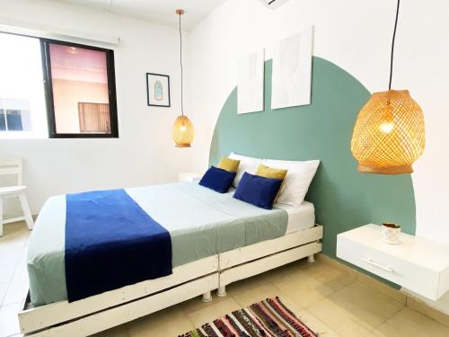 1 dormitorio con 1 cama de color azul y blanco en Casa Origen en Riohacha