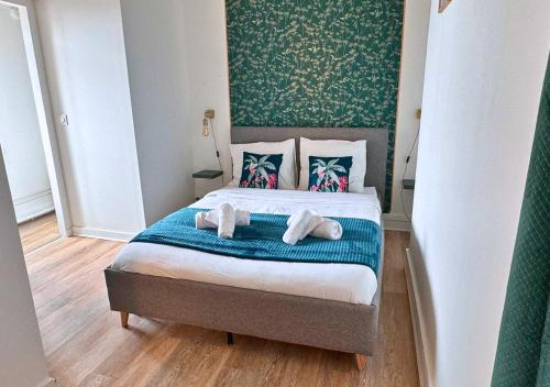 une chambre avec un lit avec des serviettes dessus dans l'établissement T2 chic & cosy, RER D, Orly 15 min, à Villeneuve-Saint-Georges