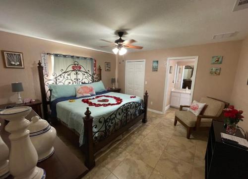 een slaapkamer met een bed en een plafondventilator bij Sunshine Home in Cape Coral