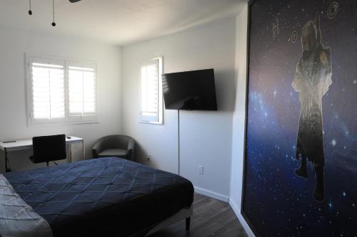 Televisyen dan/atau pusat hiburan di Comfy Expansive Home - Near the Strip - Heated Pool