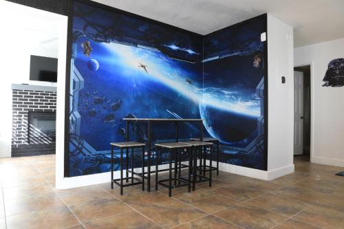 Televisyen dan/atau pusat hiburan di Comfy Expansive Home - Near the Strip - Heated Pool