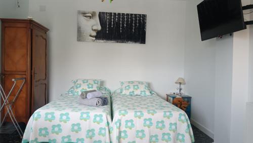 a bedroom with a bed with a picture on the wall at Alojamiento Vega Granada in Cúllar-Vega