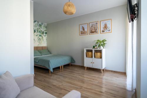 ein Wohnzimmer mit Sofa und Tisch in der Unterkunft VERTUS in Jastrzębia Góra