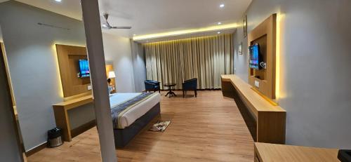 una camera d'albergo con letto e scrivania di Sri Radhe Resort a Supaul