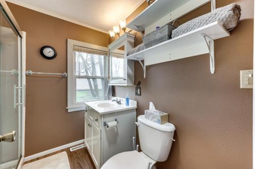 bagno con servizi igienici, lavandino e finestra di Charming Spirit Lake Home - 6 Mi to Arnolds Park! a Spirit Lake