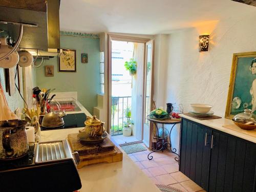 une cuisine avec un évier et un plan de travail dans l'établissement Maison Historique rue Vermeille Argeles sur mer, à Argelès-sur-Mer