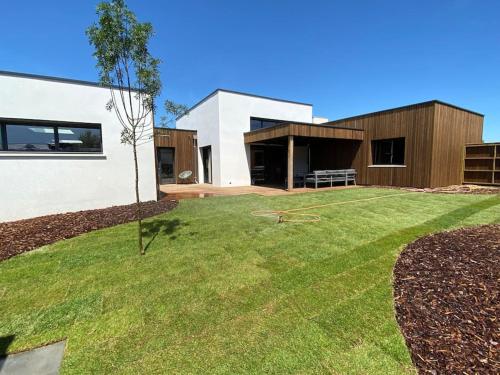 Villa avec piscine couverte et proche de la mer