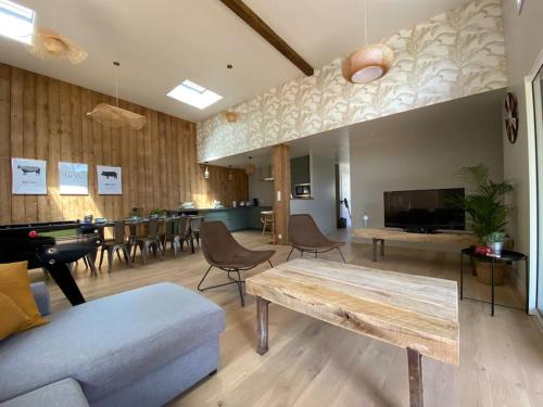 Photo de la galerie de l'établissement Villa avec piscine couverte et proche de la mer, à Plouhinec