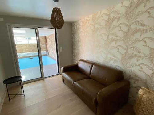 Photo de la galerie de l'établissement Villa avec piscine couverte et proche de la mer, à Plouhinec